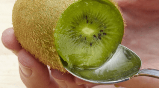 Bóc vỏ kiwi bằng một chiếc muỗng